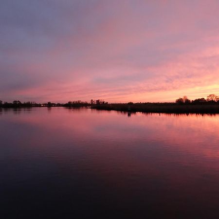 Mooi Vakantiehuis Prachtig Gelegen Aan Het Water Rijpwetering Exterior photo