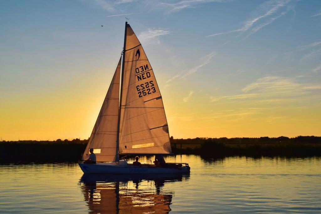 Mooi Vakantiehuis Prachtig Gelegen Aan Het Water Rijpwetering Exterior photo